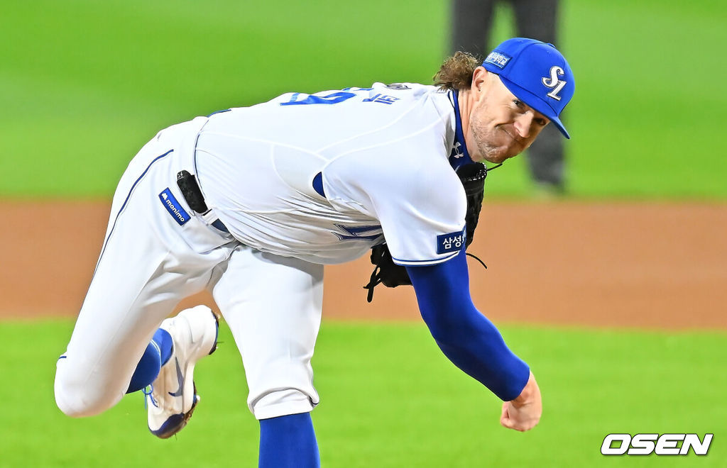 26일 대구삼성라이온즈파크에서 2026 신한 SOL KBO 플레이오프 1차전 삼성 라이온즈와 KIA 타이거즈의 경기가 열렸다. 비로 하루 미뤄진 가을야구, 선발 맞대결에는 변화가 없다. 삼성은 크리스 페덱, KIA는 제임스 네일이 나섰다.삼성 라이온즈 선발투수 페덱이 역투하고 있다. 2026.10.26 / foto0307@osen.co.kr