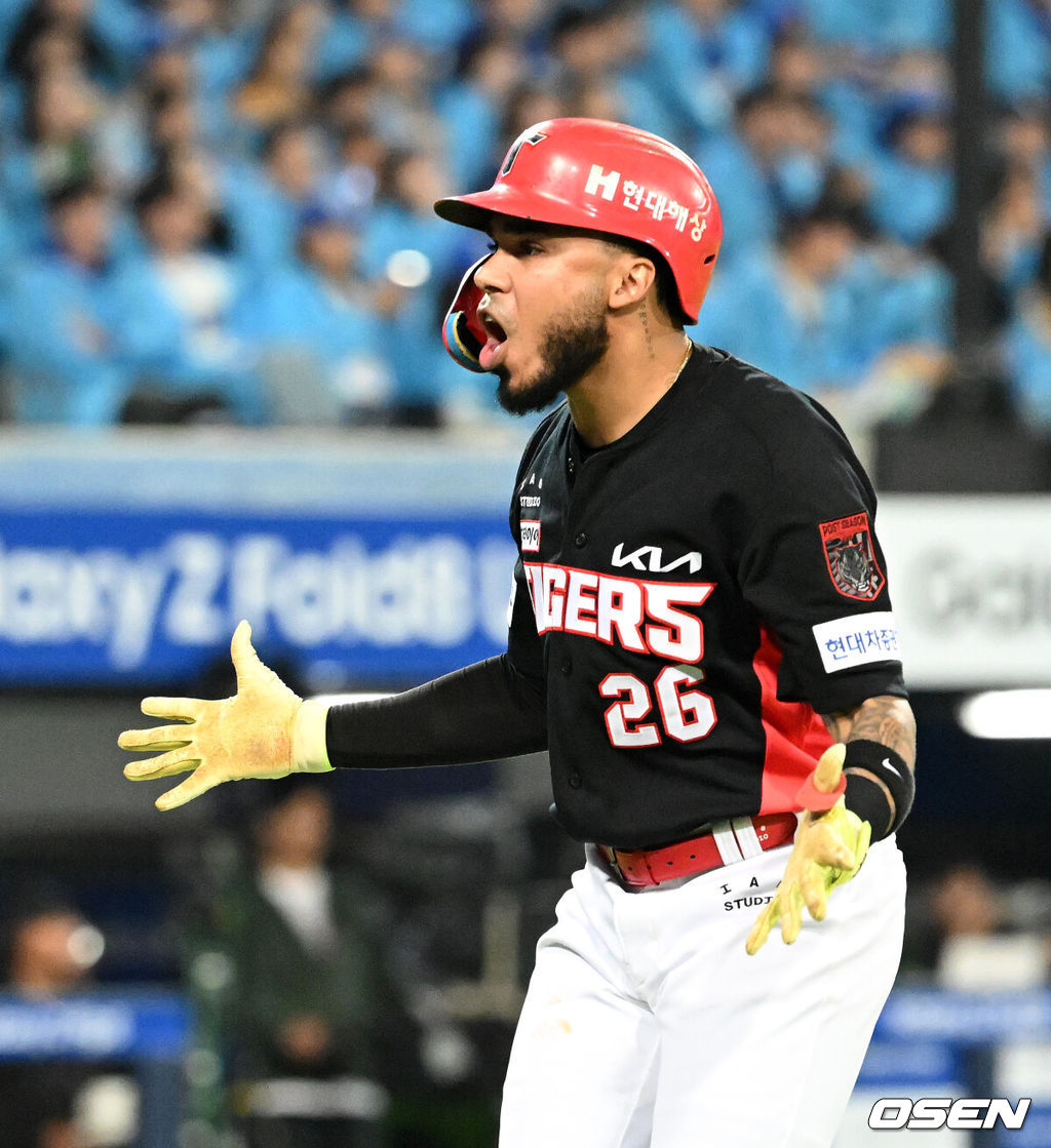 26일 대구삼성라이온즈파크에서 2026 신한 SOL KBO 플레이오프 1차전 삼성 라이온즈와 KIA 타이거즈의 경기가 열렸다.비로 하루 미뤄진 가을야구, 선발 맞대결에는 변화가 없다. 삼성은 크리스 페덱, KIA는 제임스 네일이 나섰다.3회초 2사 1루에서 KIA 카스트로가 우월 투런 홈런을 치고 환호하고 있다. 2026.10.26 /sunday@osen.co.kr