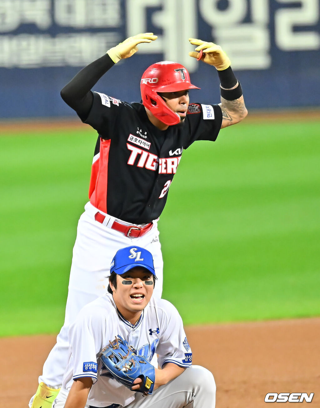 26일 대구삼성라이온즈파크에서 2026 신한 SOL KBO 플레이오프 1차전 삼성 라이온즈와 KIA 타이거즈의 경기가 열렸다. 비로 하루 미뤄진 가을야구, 선발 맞대결에는 변화가 없다. 삼성은 크리스 페덱, KIA는 제임스 네일이 나섰다.KIA 타이거즈 카스트로가 1회초 2사 2루 우익수 앞 안타를 치고 실책을 틈타 3루까지 진루 기뻐하고 있다. 2026.10.26 / foto0307@osen.co.kr