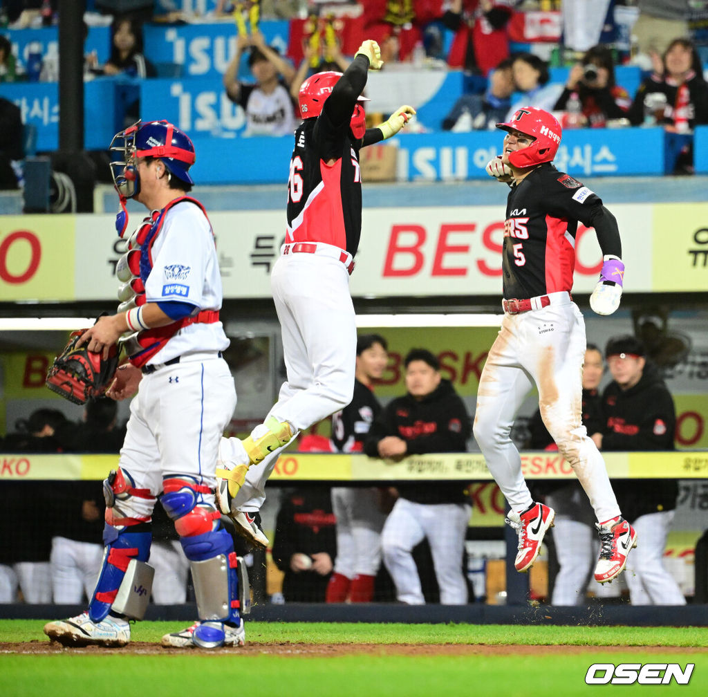 26일 대구삼성라이온즈파크에서 2026 신한 SOL KBO 플레이오프 1차전 삼성 라이온즈와 KIA 타이거즈의 경기가 열렸다.비로 하루 미뤄진 가을야구, 선발 맞대결에는 변화가 없다. 삼성은 크리스 페덱, KIA는 제임스 네일이 나섰다.3회초 2사 1루에서 KIA 카스트로가 우월 투런포를 날리고 김도영과 세리머니를 하고 있다. 2026.10.26 / jpnews@osen.co.kr