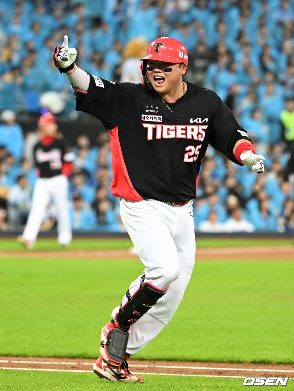 26일 대구삼성라이온즈파크에서 2026 신한 SOL KBO 플레이오프 1차전 삼성 라이온즈와 KIA 타이거즈의 경기가 열렸다.비로 하루 미뤄진 가을야구, 선발 맞대결에는 변화가 없다. 삼성은 크리스 페덱, KIA는 제임스 네일이 나섰다.4회초 무사에서 KIA 한준수가 우월 솔로 홈런을 치고 환호하고 있다. 2026.10.26 /sunday@osen.co.kr
