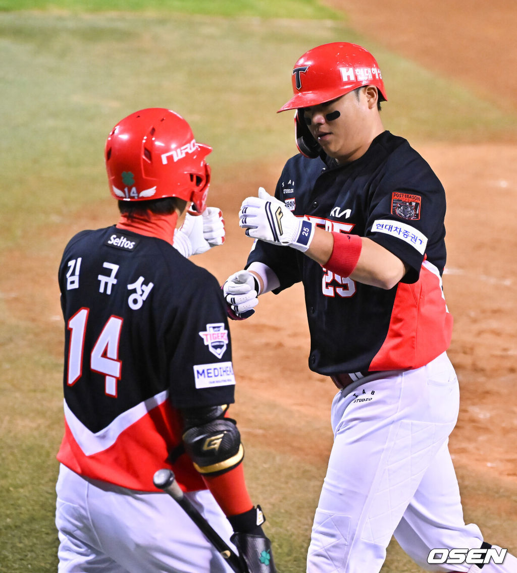 20일 서울 송파구 잠실야구장에서 2026 신한 SOL KBO 준플레이오프 3차전 LG 트윈스와 KIA 타이거즈의 경기가 열렸다. 홈팀 LG는 카라스코, KIA는 시라카와를 선발투수로 내세웠다.7회초 KIA 선두타자 한준수가 솔로홈런을 날리고 후속 타자 김규성과 하이파이브를 하고 있다.       2026.10.20 / soul1014@osen.co.kr