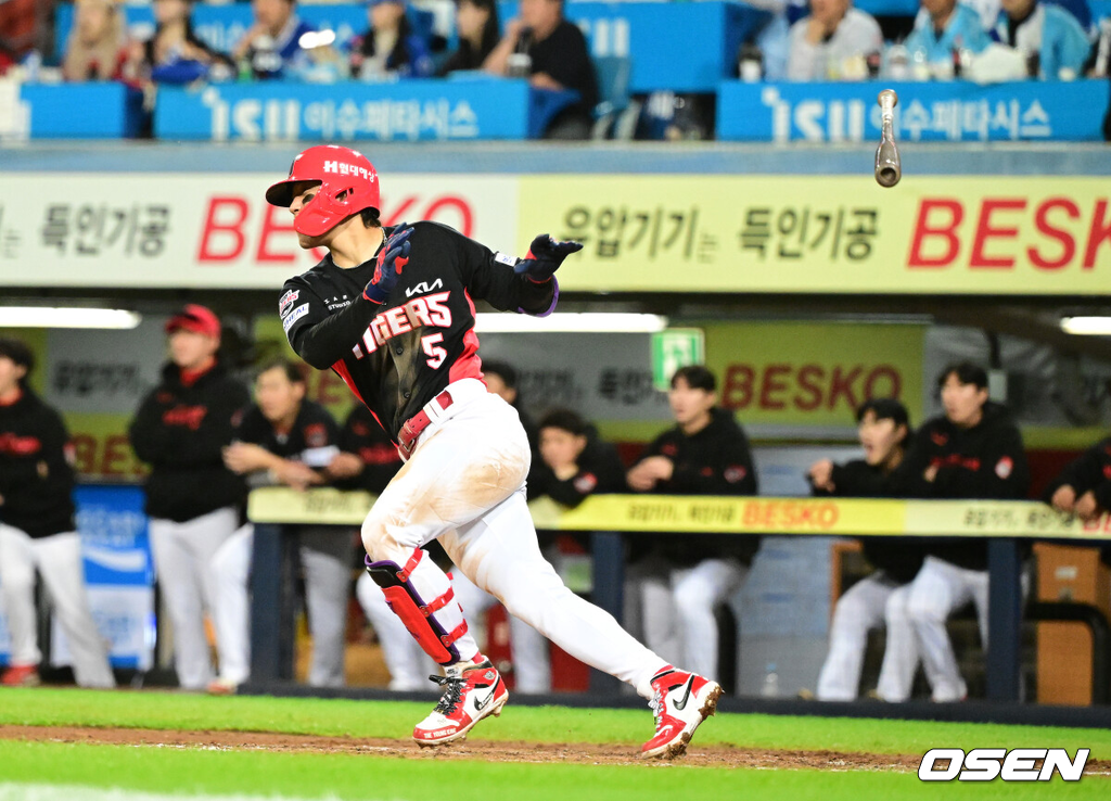 26일 대구삼성라이온즈파크에서 2026 신한 SOL KBO 플레이오프 1차전 삼성 라이온즈와 KIA 타이거즈의 경기가 열렸다.비로 하루 미뤄진 가을야구, 선발 맞대결에는 변화가 없다. 삼성은 크리스 페덱, KIA는 제임스 네일이 나섰다.3회초 2사에서 KIA 김도영이 좌전 안타를 날리고 있다. 2026.10.26 / jpnews@osen.co.kr