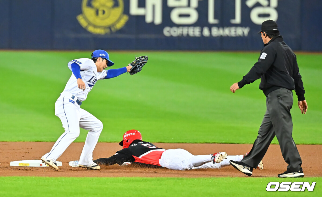 26일 대구삼성라이온즈파크에서 2026 신한 SOL KBO 플레이오프 1차전 삼성 라이온즈와 KIA 타이거즈의 경기가 열렸다.비로 하루 미뤄진 가을야구, 선발 맞대결에는 변화가 없다. 삼성은 크리스 페덱, KIA는 제임스 네일이 나섰다.KIA 타이거즈 김도영이 1회초 2사 1루 카스트로 타석때 2루 도루를 성공하고 있다. 2026.10.26 / foto0307@osen.co.kr