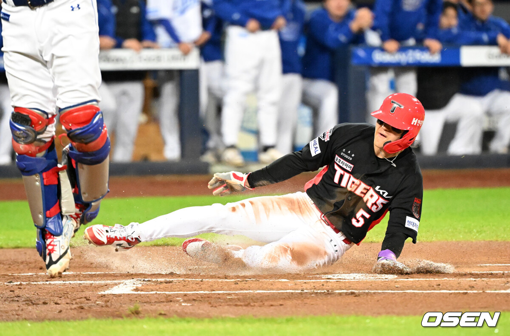 26일 대구삼성라이온즈파크에서 2026 신한 SOL KBO 플레이오프 1차전 삼성 라이온즈와 KIA 타이거즈의 경기가 열렸다.비로 하루 미뤄진 가을야구, 선발 맞대결에는 변화가 없다. 삼성은 크리스 페덱, KIA는 제임스 네일이 나섰다.1회초 1사 2루에서 KIA 카스트로의 중전 안타 때 2루주자 김도영이 득점에 성공하고 있다. 2026.10.26 /sunday@osen.co.kr