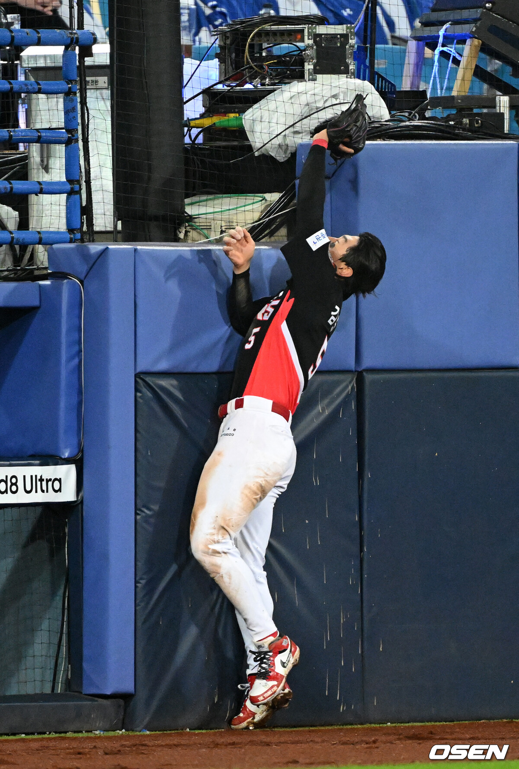 26일 대구삼성라이온즈파크에서 2026 신한 SOL KBO 플레이오프 1차전 삼성 라이온즈와 KIA 타이거즈의 경기가 열렸다.비로 하루 미뤄진 가을야구, 선발 맞대결에는 변화가 없다. 삼성은 크리스 페덱, KIA는 제임스 네일이 나섰다.8회말 무사에서 KIA 김도영이 삼성 김영웅의 파울 타구를 잡고 있다. 2026.10.26 /sunday@osen.co.kr