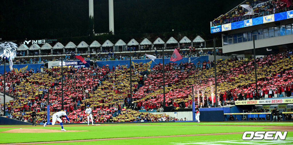 26일 대구삼성라이온즈파크에서 2026 신한 SOL KBO 플레이오프 1차전 삼성 라이온즈와 KIA 타이거즈의 경기가 열렸다.비로 하루 미뤄진 가을야구, 선발 맞대결에는 변화가 없다. 삼성은 크리스 페덱, KIA는 제임스 네일이 나섰다.KIA 원정 팬들이 열띤 응원을 선보이고 있다. 2026.10.26 / jpnews@osen.co.kr