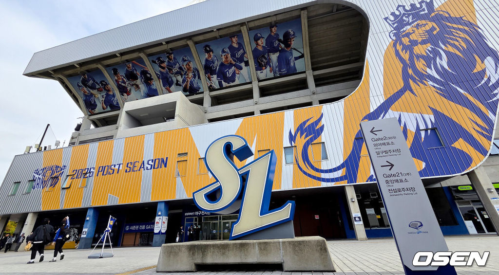 26일 대구삼성라이온즈파크에서 2026 신한 SOL KBO 플레이오프 1차전 삼성 라이온즈와 KIA 타이거즈의 경기가 열렸다.비로 하루 미뤄진 가을야구, 선발 맞대결에는 변화가 없다. 삼성은 크리스 페덱, KIA는 제임스 네일이 나섰다.플레이오프 1차전 앞둔 대구삼성라이온즈파크. 2026.10.26 / jpnews@osen.co.kr