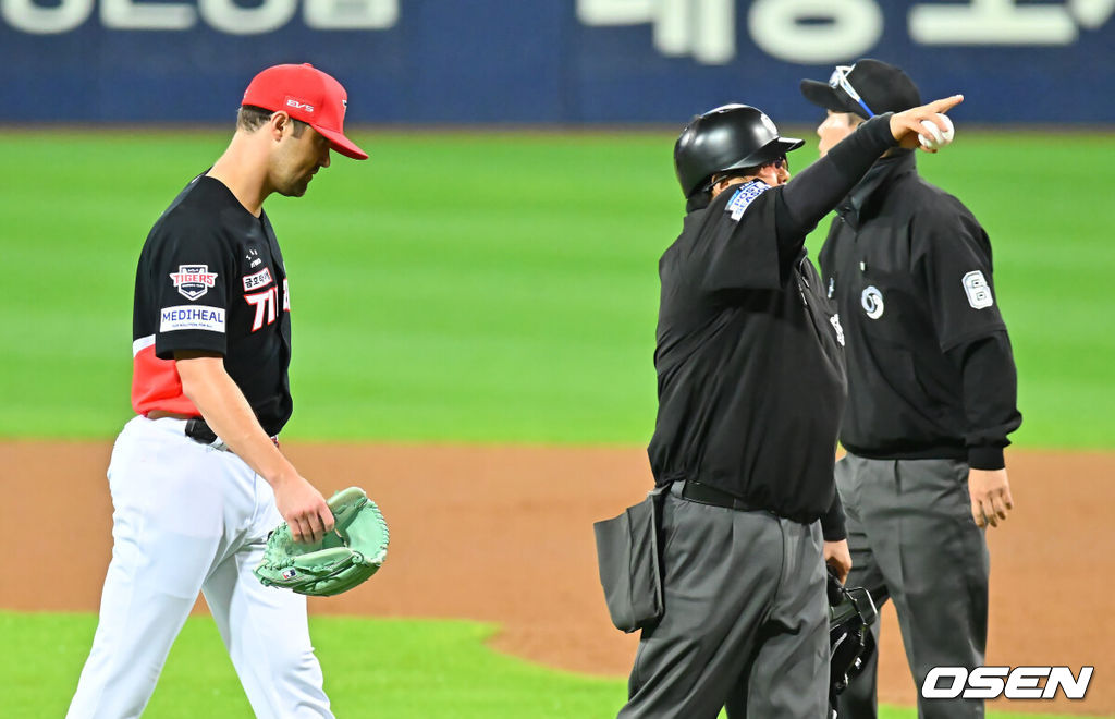 26일 대구삼성라이온즈파크에서 2026 신한 SOL KBO 플레이오프 1차전 삼성 라이온즈와 KIA 타이거즈의 경기가 열렸다. 비로 하루 미뤄진 가을야구, 선발 맞대결에는 변화가 없다. 삼성은 크리스 페덱, KIA는 제임스 네일이 나섰다.KIA 타이거즈 선발투수 네일이 5회말 1사 삼성 라이온즈 박승규에게 헤드샷을 던지고 퇴장 당하고 있다. 2026.10.26 / foto0307@osen.co.kr
