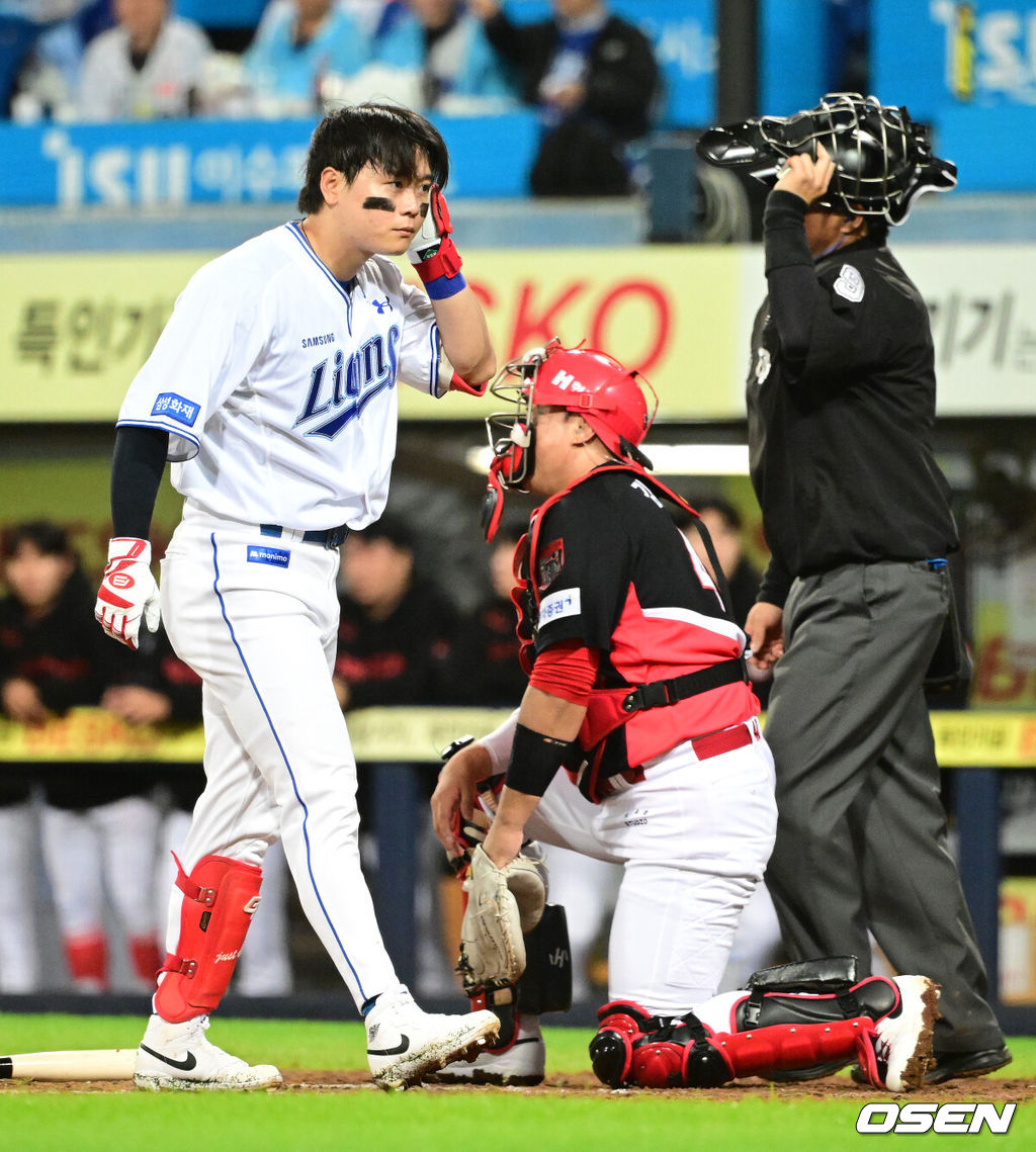 26일 대구삼성라이온즈파크에서 2026 신한 SOL KBO 플레이오프 1차전 삼성 라이온즈와 KIA 타이거즈의 경기가 열렸다.비로 하루 미뤄진 가을야구, 선발 맞대결에는 변화가 없다. 삼성은 크리스 페덱, KIA는 제임스 네일이 나섰다.5회말 1사에서 삼성 박승규가 KIA 네일의 헤드샷에 놀라고 있다. 네일은 퇴장. 2026.10.26 / jpnews@osen.co.kr