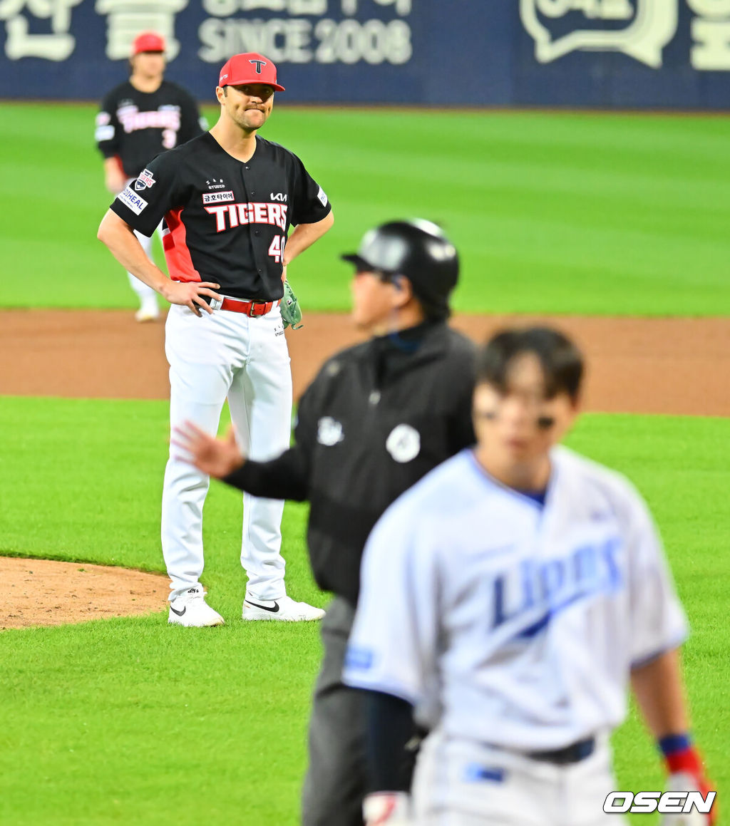 26일 대구삼성라이온즈파크에서 2026 신한 SOL KBO 플레이오프 1차전 삼성 라이온즈와 KIA 타이거즈의 경기가 열렸다. 비로 하루 미뤄진 가을야구, 선발 맞대결에는 변화가 없다. 삼성은 크리스 페덱, KIA는 제임스 네일이 나섰다.KIA 타이거즈 선발투수 네일이 5회말 1사 삼성 라이온즈 박승규에게 헤드샷을 던지고 아쉬워하고 있다. 2026.10.26 / foto0307@osen.co.kr