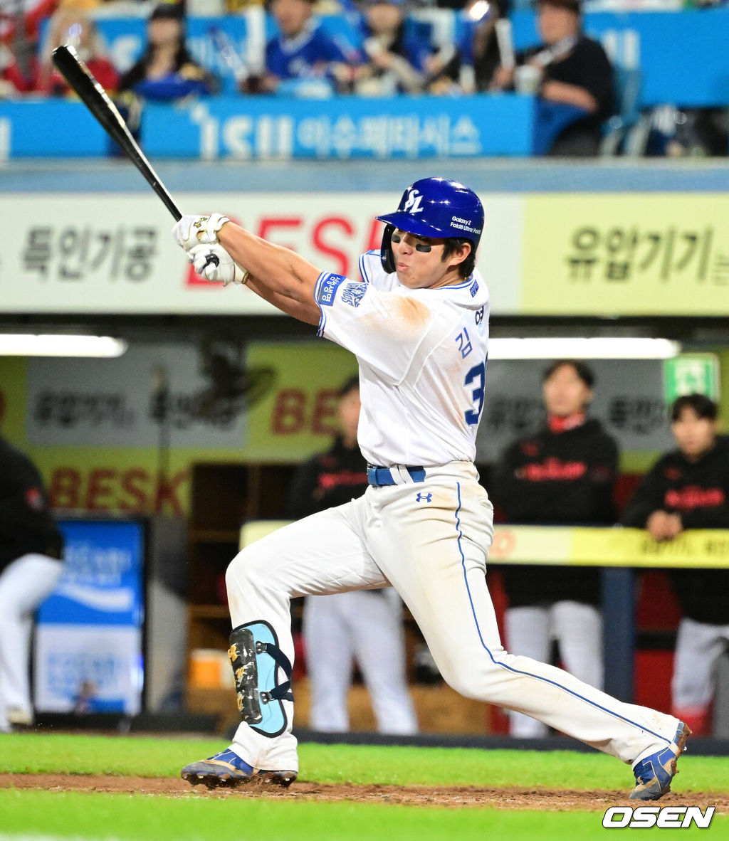 26일 대구삼성라이온즈파크에서 2026 신한 SOL KBO 플레이오프 1차전 삼성 라이온즈와 KIA 타이거즈의 경기가 열렸다.비로 하루 미뤄진 가을야구, 선발 맞대결에는 변화가 없다. 삼성은 크리스 페덱, KIA는 제임스 네일이 나섰다.5회말 2사 2루에서 삼성 김영웅이 1타점 좌전 적시타를 날리고 있다. 2026.10.26 / jpnews@osen.co.kr
