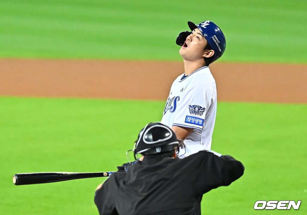26일 대구삼성라이온즈파크에서 2026 신한 SOL KBO 플레이오프 1차전 삼성 라이온즈와 KIA 타이거즈의 경기가 열렸다. 비로 하루 미뤄진 가을야구, 선발 맞대결에는 변화가 없다. 삼성은 크리스 페덱, KIA는 제임스 네일이 나섰다.삼성 라이온즈 구자욱이 7회말 삼진 아웃 당하고 아쉬어하고 있다. 2026.10.26 / foto0307@osen.co.kr