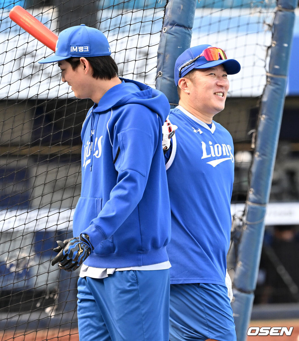 26일 대구삼성라이온즈파크에서 2026 신한 SOL KBO 플레이오프 1차전 삼성 라이온즈와 KIA 타이거즈의 경기가 열렸다.비로 하루 미뤄진 가을야구, 선발 맞대결에는 변화가 없다. 삼성은 크리스 페덱, KIA는 제임스 네일이 나섰다.경기에 앞서 삼성 구자욱, 최형우가 타격 훈련을 하고 있다. 2026.10.26 /sunday@osen.co.kr