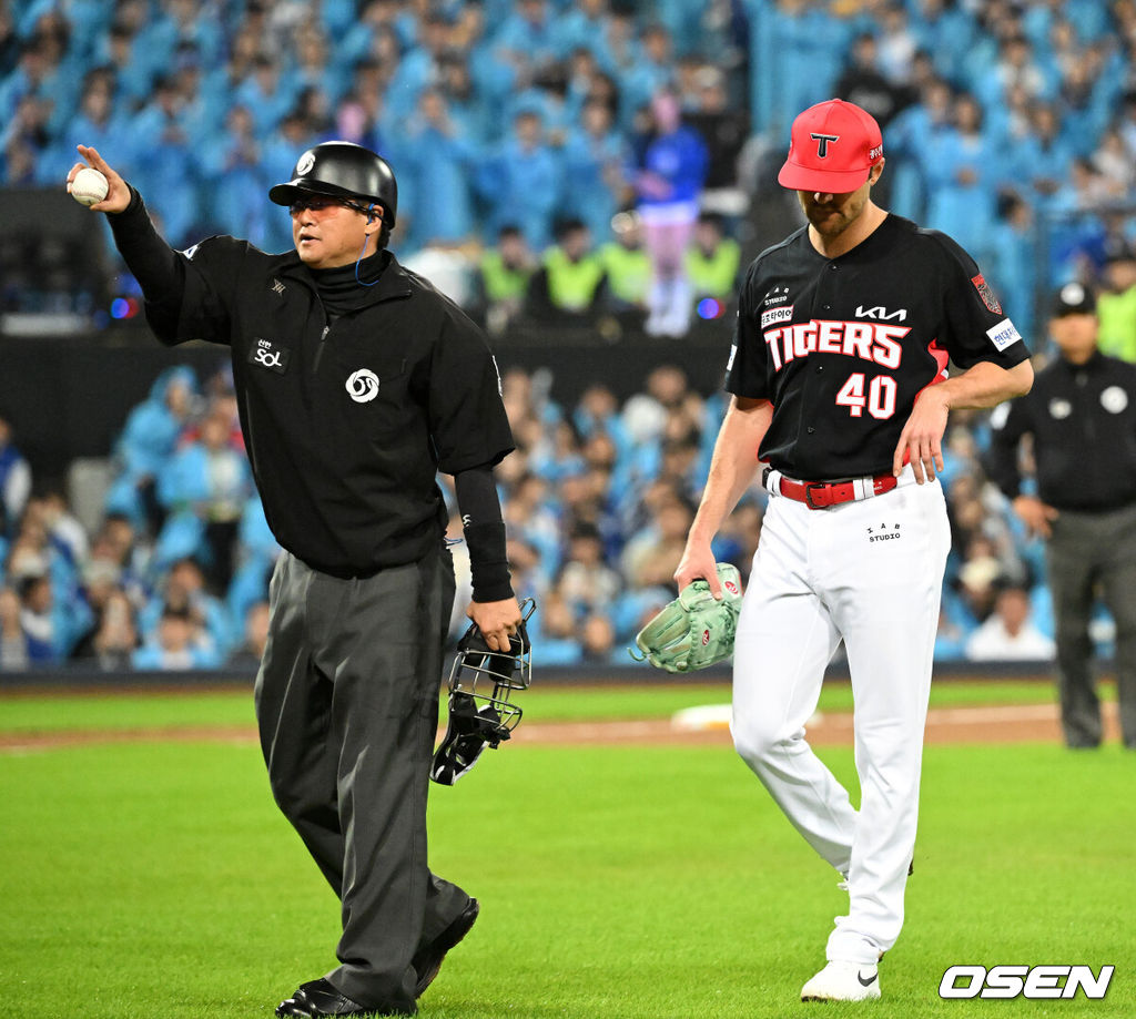 26일 대구삼성라이온즈파크에서 2026 신한 SOL KBO 플레이오프 1차전 삼성 라이온즈와 KIA 타이거즈의 경기가 열렸다.비로 하루 미뤄진 가을야구, 선발 맞대결에는 변화가 없다. 삼성은 크리스 페덱, KIA는 제임스 네일이 나섰다.5회초 2사에서 KIA 네일이 헤드샷 퇴장 당하고 있다. 2026.10.26 /sunday@osen.co.kr
