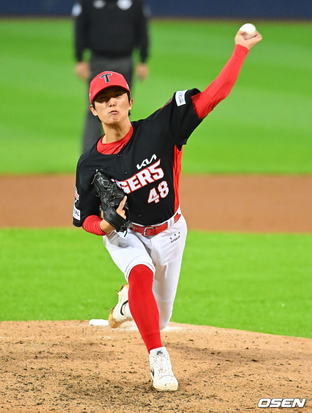 26일 대구삼성라이온즈파크에서 2026 신한 SOL KBO 플레이오프 1차전 삼성 라이온즈와 KIA 타이거즈의 경기가 열렸다. 비로 하루 미뤄진 가을야구, 선발 맞대결에는 변화가 없다. 삼성은 크리스 페덱, KIA는 제임스 네일이 나섰다.KIA 타이거즈 이의리가 역투하고 있다. 2026.10.26 / foto0307@osen.co.kr