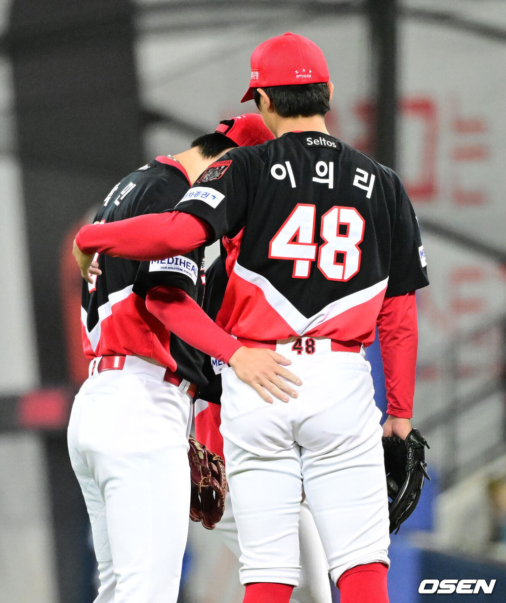 26일 대구삼성라이온즈파크에서 2026 신한 SOL KBO 플레이오프 1차전 삼성 라이온즈와 KIA 타이거즈의 경기가 열렸다.비로 하루 미뤄진 가을야구, 선발 맞대결에는 변화가 없다. 삼성은 크리스 페덱, KIA는 제임스 네일이 나섰다.7회말 1사 1루에서 KIA 이의리가 교체되며 실책을 범한 박민을 격려하고 있다. 2026.10.26 / jpnews@osen.co.kr