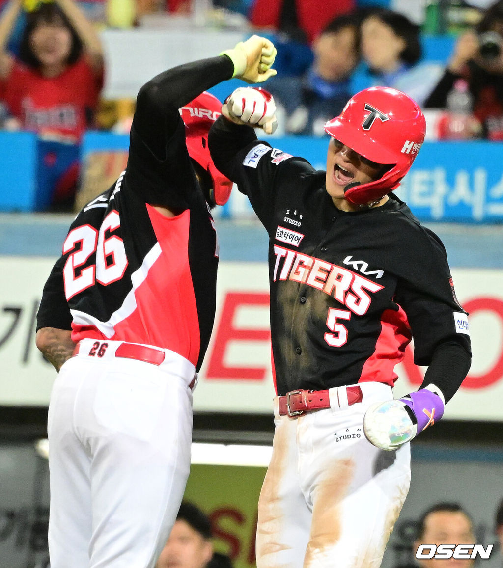 26일 대구삼성라이온즈파크에서 2026 신한 SOL KBO 플레이오프 1차전 삼성 라이온즈와 KIA 타이거즈의 경기가 열렸다.비로 하루 미뤄진 가을야구, 선발 맞대결에는 변화가 없다. 삼성은 크리스 페덱, KIA는 제임스 네일이 나섰다.3회초 2사 1루에서 KIA 카스트로가 우월 투런포를 날리며 김도영과 세리머니를 하고 있다. 2026.10.26 / jpnews@osen.co.kr