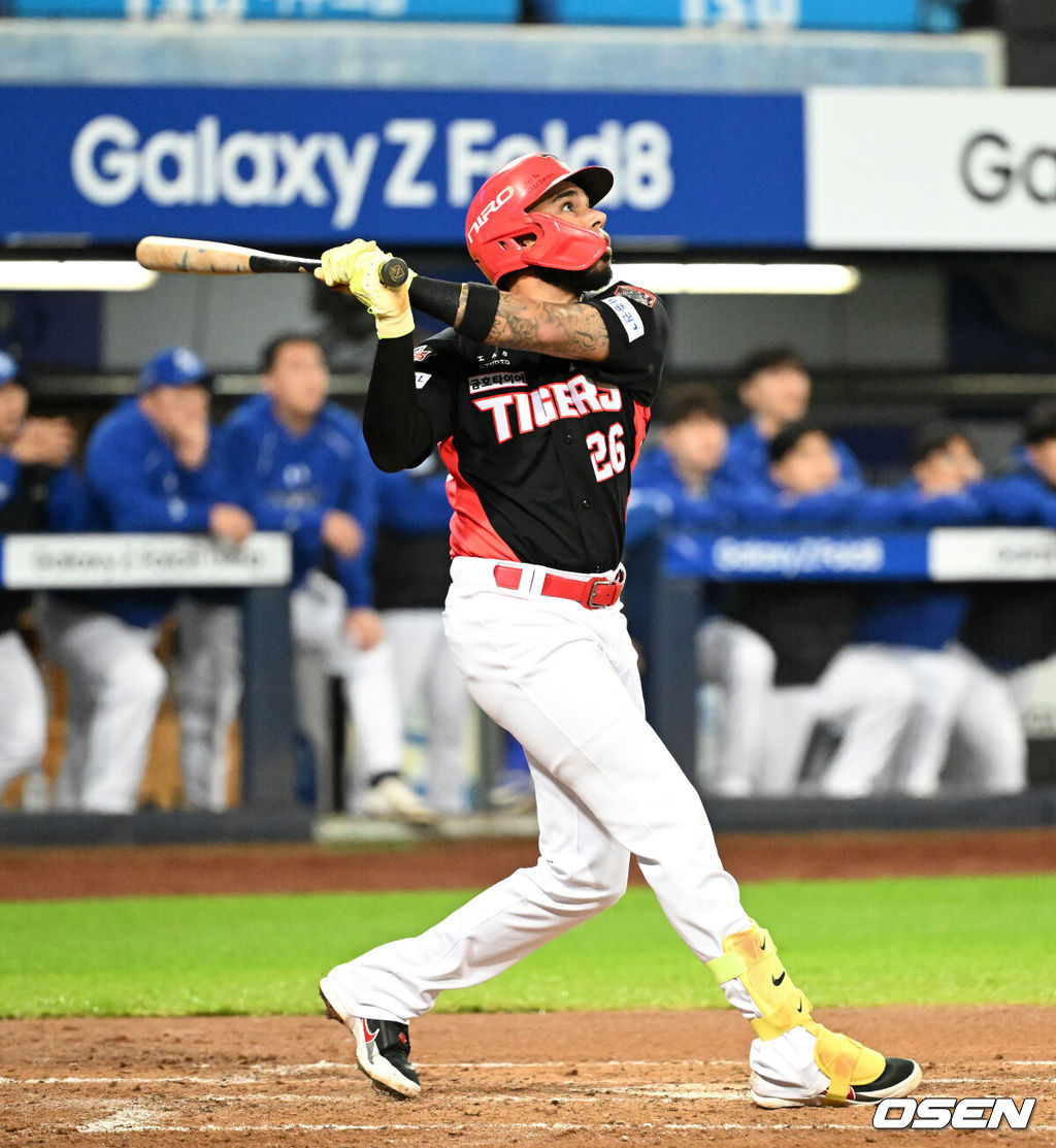 26일 대구삼성라이온즈파크에서 2026 신한 SOL KBO 플레이오프 1차전 삼성 라이온즈와 KIA 타이거즈의 경기가 열렸다.비로 하루 미뤄진 가을야구, 선발 맞대결에는 변화가 없다. 삼성은 크리스 페덱, KIA는 제임스 네일이 나섰다.3회초 2사 1루에서 KIA 카스트로가 우월 투런 홈런을 치고 있다. 2026.10.26 /sunday@osen.co.kr