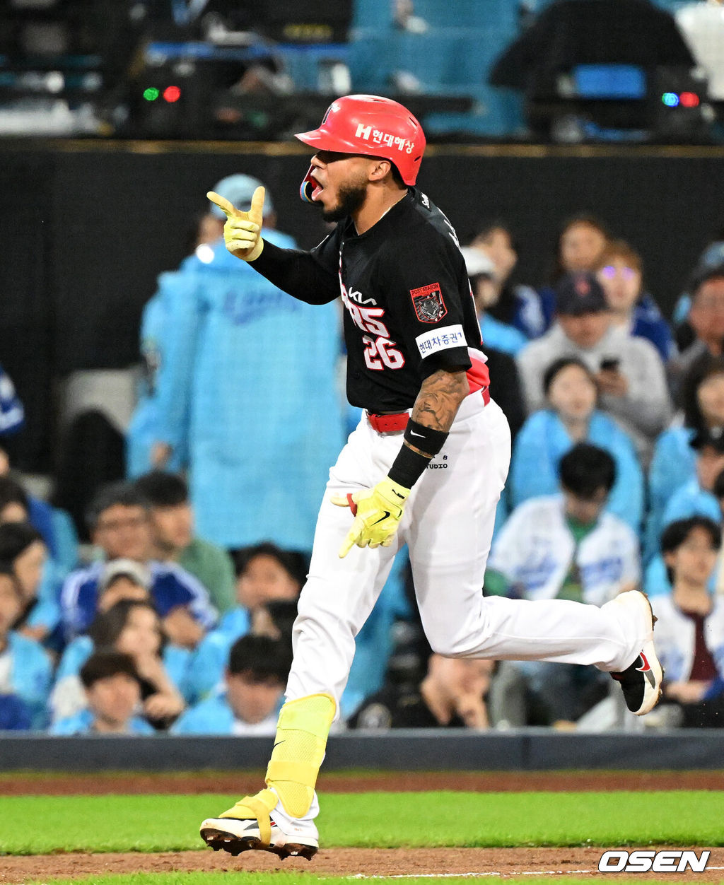 26일 대구삼성라이온즈파크에서 2026 신한 SOL KBO 플레이오프 1차전 삼성 라이온즈와 KIA 타이거즈의 경기가 열렸다.비로 하루 미뤄진 가을야구, 선발 맞대결에는 변화가 없다. 삼성은 크리스 페덱, KIA는 제임스 네일이 나섰다.3회초 2사 1루에서 KIA 카스트로가 우월 투런 홈런을 치고 환호하고 있다. 2026.10.26 /sunday@osen.co.kr