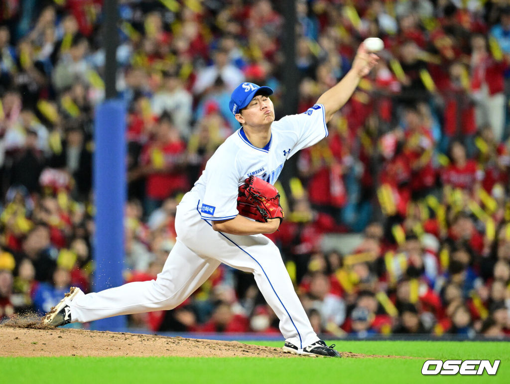26일 대구삼성라이온즈파크에서 2026 신한 SOL KBO 플레이오프 1차전 삼성 라이온즈와 KIA 타이거즈의 경기가 열렸다.비로 하루 미뤄진 가을야구, 선발 맞대결에는 변화가 없다. 삼성은 크리스 페덱, KIA는 제임스 네일이 나섰다.5회초 2사에서 삼성 배찬승이 역투하고 있다. 2026.10.26 / jpnews@osen.co.kr