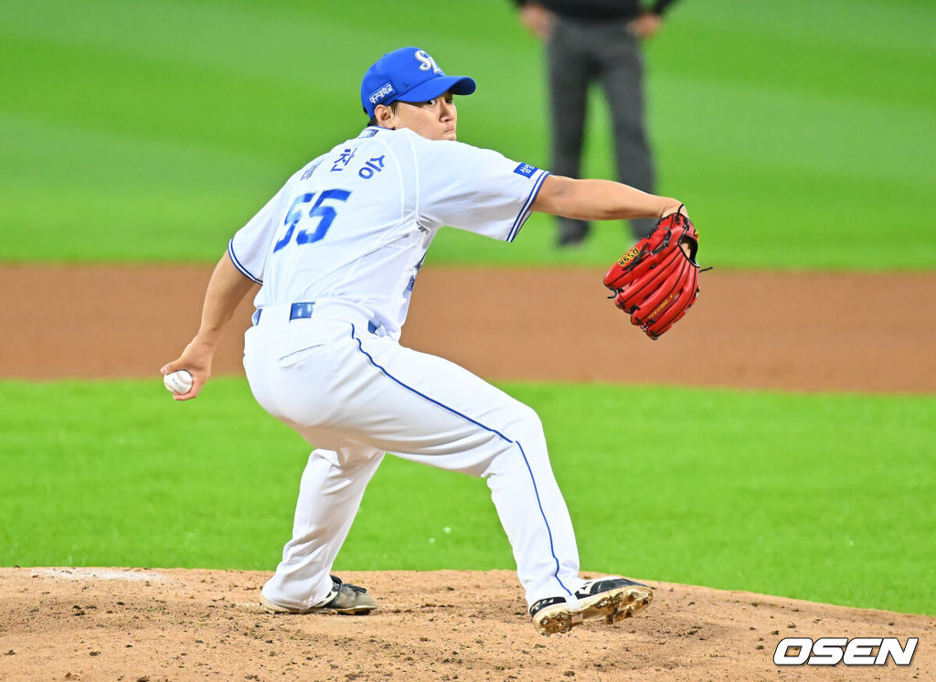 26일 대구삼성라이온즈파크에서 2026 신한 SOL KBO 플레이오프 1차전 삼성 라이온즈와 KIA 타이거즈의 경기가 열렸다. 비로 하루 미뤄진 가을야구, 선발 맞대결에는 변화가 없다. 삼성은 크리스 페덱, KIA는 제임스 네일이 나섰다.삼성 라이온즈 배찬승이 역투하고 있다. 2026.10.26 / foto0307@osen.co.kr