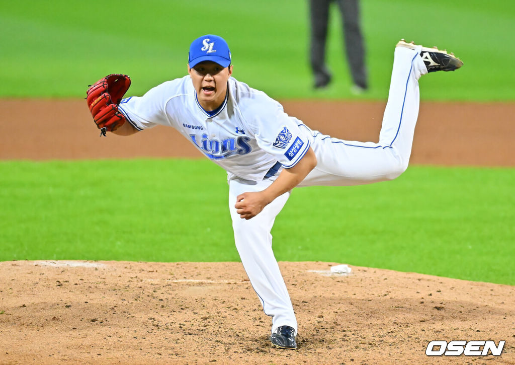 26일 대구삼성라이온즈파크에서 2026 신한 SOL KBO 플레이오프 1차전 삼성 라이온즈와 KIA 타이거즈의 경기가 열렸다. 비로 하루 미뤄진 가을야구, 선발 맞대결에는 변화가 없다. 삼성은 크리스 페덱, KIA는 제임스 네일이 나섰다.삼성 라이온즈 배찬승이 역투하고 있다. 2026.10.26 / foto0307@osen.co.kr