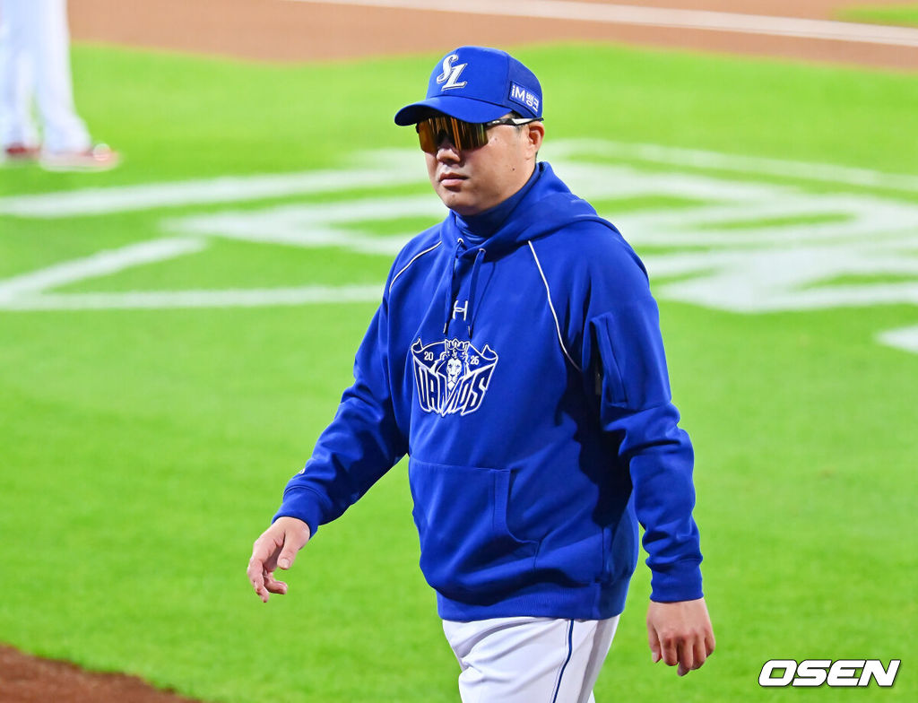 26일 대구삼성라이온즈파크에서 2026 신한 SOL KBO 플레이오프 1차전 삼성 라이온즈와 KIA 타이거즈의 경기가 열렸다. 비로 하루 미뤄진 가을야구, 선발 맞대결에는 변화가 없다. 삼성은 크리스 페덱, KIA는 제임스 네일이 나섰다.삼성 라이온즈 박진만 감독이 1회초 심판에게 어필한 후 어두운 표정으로 돌아가고 있다. 2026.10.26 / foto0307@osen.co.kr
