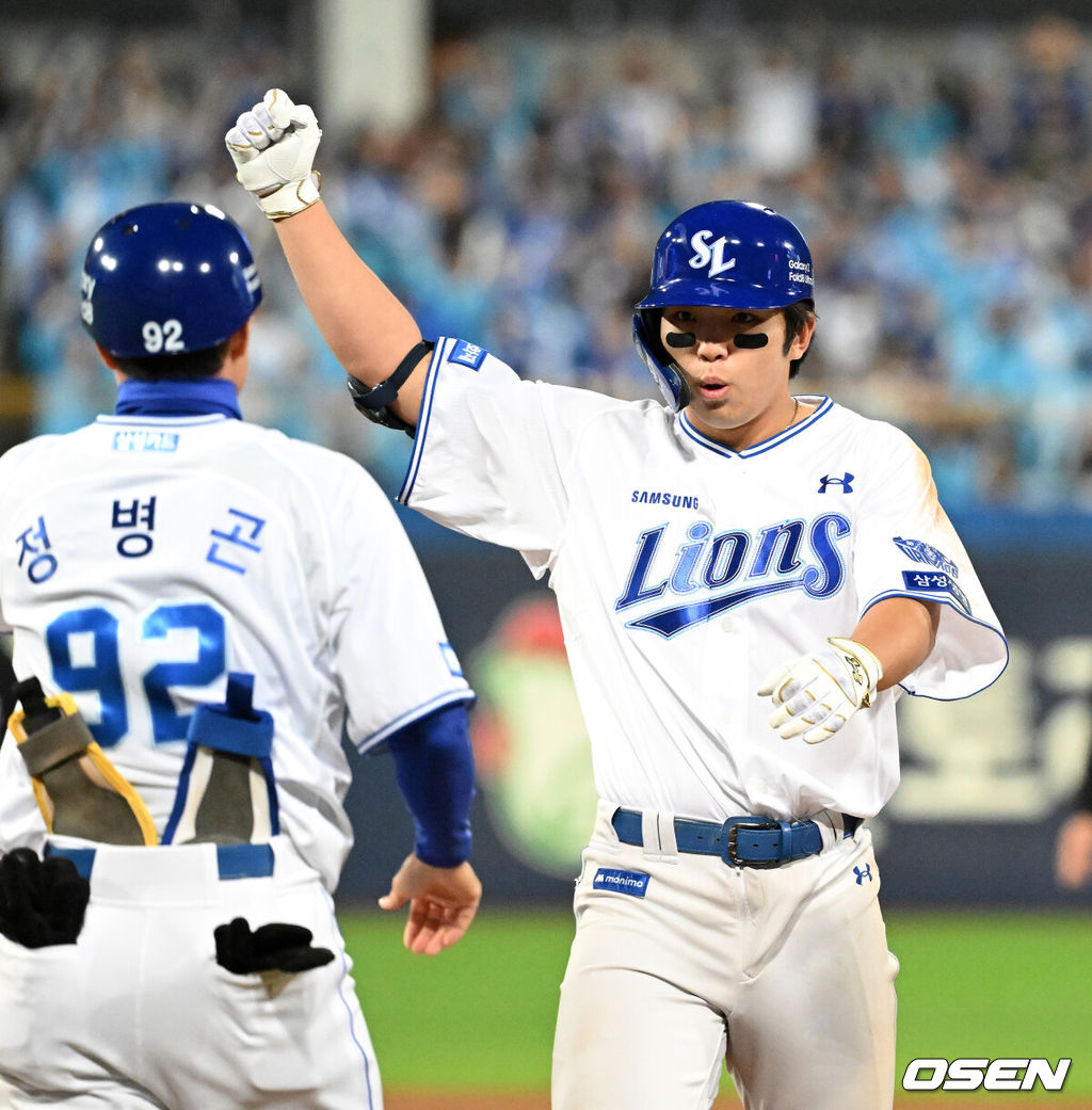 26일 대구삼성라이온즈파크에서 2026 신한 SOL KBO 플레이오프 1차전 삼성 라이온즈와 KIA 타이거즈의 경기가 열렸다.비로 하루 미뤄진 가을야구, 선발 맞대결에는 변화가 없다. 삼성은 크리스 페덱, KIA는 제임스 네일이 나섰다.5회초 2사 1루에서 삼성 김영웅이 좌전 적시타를 치고 환호하고 있다. 2026.10.26 /sunday@osen.co.kr
