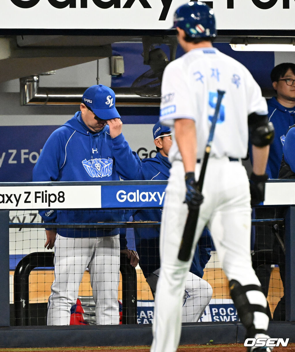 26일 대구삼성라이온즈파크에서 2026 신한 SOL KBO 플레이오프 1차전 삼성 라이온즈와 KIA 타이거즈의 경기가 열렸다.비로 하루 미뤄진 가을야구, 선발 맞대결에는 변화가 없다. 삼성은 크리스 페덱, KIA는 제임스 네일이 나섰다.7회말 무사에서 삼성 구자욱이 삼진 때 박진만 감독이 고개를 숙이고 있다. 2026.10.26 /sunday@osen.co.kr