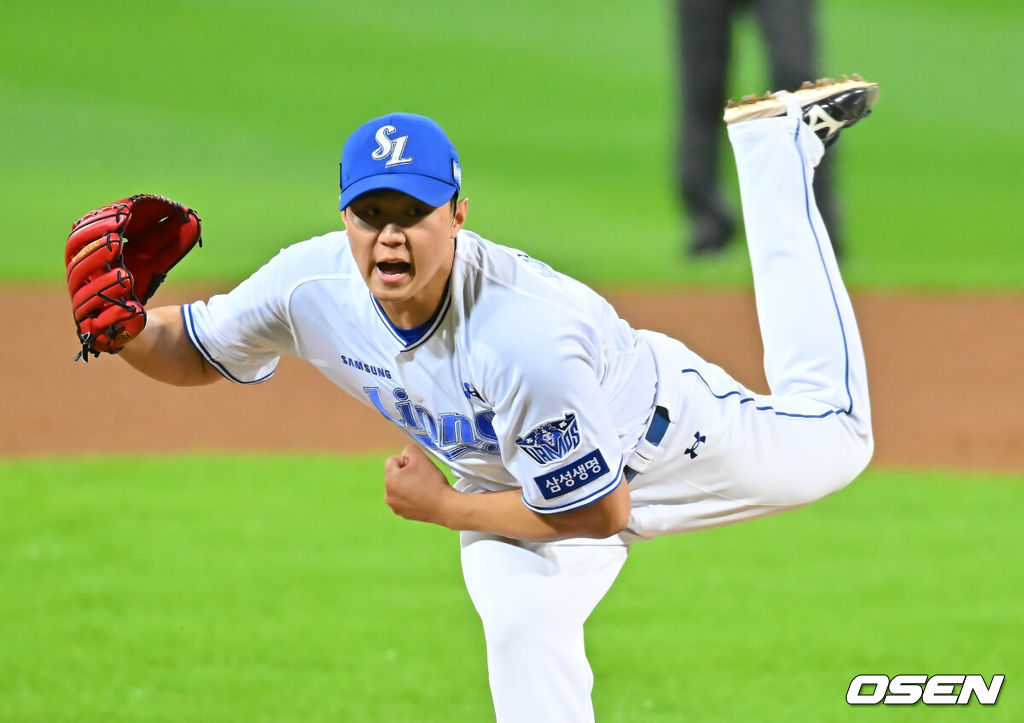 26일 대구삼성라이온즈파크에서 2026 신한 SOL KBO 플레이오프 1차전 삼성 라이온즈와 KIA 타이거즈의 경기가 열렸다. 비로 하루 미뤄진 가을야구, 선발 맞대결에는 변화가 없다. 삼성은 크리스 페덱, KIA는 제임스 네일이 나섰다.삼성 라이온즈 배찬승이 역투하고 있다. 2026.10.26 / foto0307@osen.co.kr