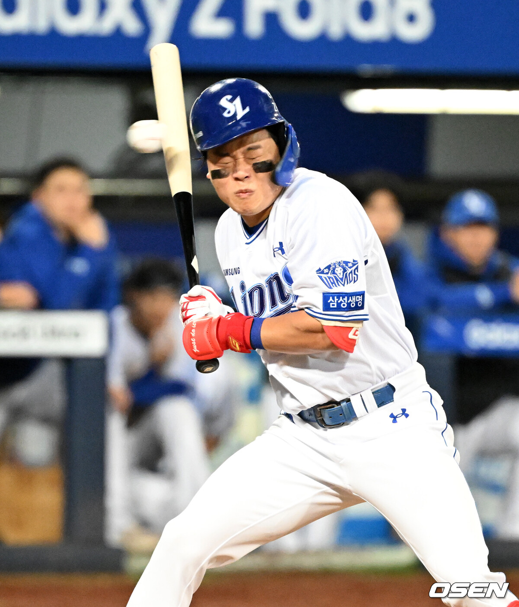 26일 대구삼성라이온즈파크에서 2026 신한 SOL KBO 플레이오프 1차전 삼성 라이온즈와 KIA 타이거즈의 경기가 열렸다.비로 하루 미뤄진 가을야구, 선발 맞대결에는 변화가 없다. 삼성은 크리스 페덱, KIA는 제임스 네일이 나섰다.5회초 2사에서 삼성 박승규가 KIA 네일의 투구에 머리를 맞고 있다. 2026.10.26 /sunday@osen.co.kr