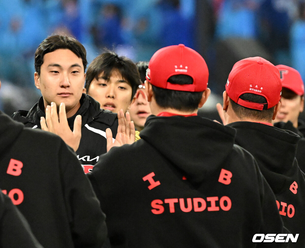 KIA 타이거즈가 기선제압에 성공했다. KIA는 26일 대구 삼성라이온즈파크에서 열린 2026 신한 SOL KBO 포스트시즌 삼성 라이온즈와의 플레이오프 1차전을 5-1로 승리했다.경기 종료 후 KIA 정해영이 이범호 감독과 승리의 기쁨을 나누고 있다. 2026.10.26 /sunday@osen.co.kr