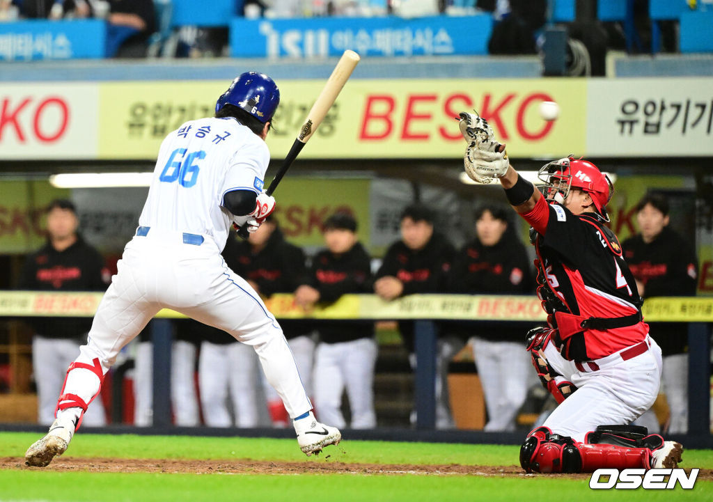 26일 대구삼성라이온즈파크에서 2026 신한 SOL KBO 플레이오프 1차전 삼성 라이온즈와 KIA 타이거즈의 경기가 열렸다.비로 하루 미뤄진 가을야구, 선발 맞대결에는 변화가 없다. 삼성은 크리스 페덱, KIA는 제임스 네일이 나섰다.5회말 1사에서 삼성 박승규가 KIA 네일의 헤드샷에 놀라고 있다. 네일은 퇴장. 2026.10.26 / jpnews@osen.co.kr