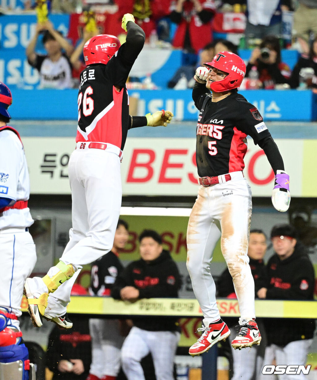 26일 대구삼성라이온즈파크에서 2026 신한 SOL KBO 플레이오프 1차전 삼성 라이온즈와 KIA 타이거즈의 경기가 열렸다.비로 하루 미뤄진 가을야구, 선발 맞대결에는 변화가 없다. 삼성은 크리스 페덱, KIA는 제임스 네일이 나섰다.3회초 2사 1루에서 KIA 카스트로가 우월 투런포를 날리며 김도영과 세리머니를 하고 있다. 2026.10.26 / jpnews@osen.co.kr