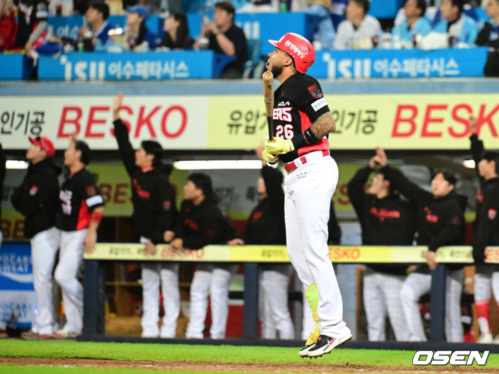26일 대구삼성라이온즈파크에서 2026 신한 SOL KBO 플레이오프 1차전 삼성 라이온즈와 KIA 타이거즈의 경기가 열렸다.비로 하루 미뤄진 가을야구, 선발 맞대결에는 변화가 없다. 삼성은 크리스 페덱, KIA는 제임스 네일이 나섰다.3회초 2사 1루에서 KIA 카스트로가 우월 투런포를 날리며 기뻐하고 있다. 2026.10.26 / jpnews@osen.co.kr