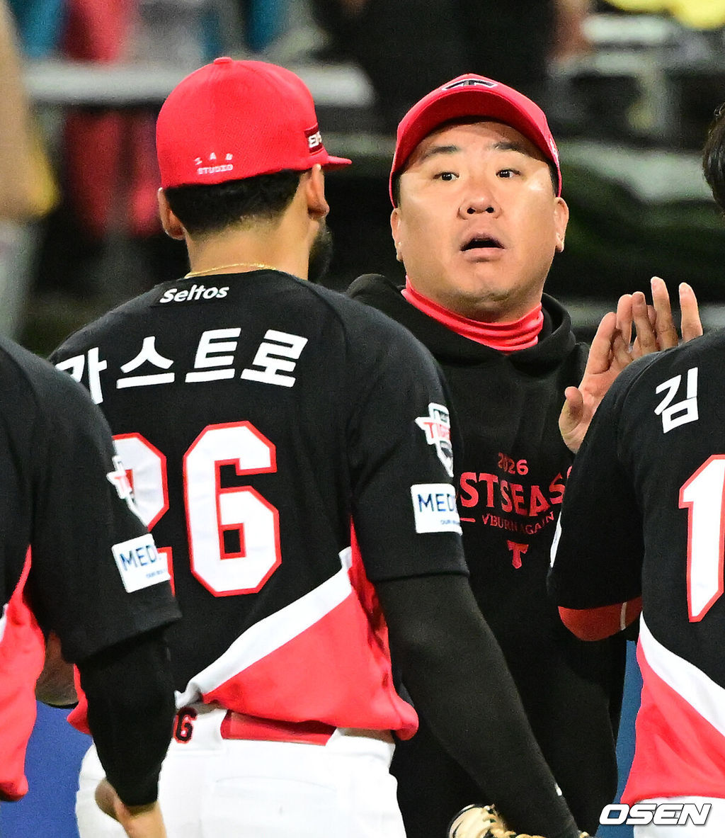 KIA 타이거즈가 26일 대구 삼성라이온즈파크에서 열린 2026 신한 SOL KBO 포스트시즌 삼성 라이온즈와의 플레이오프 1차전을 5-1로 승리했다. 카스트로가 선제 적시타와 투런홈런 포함 3타점, 나성범의 1타점 2루타, 한준수가 솔로홈런이 빛났다. 김도영도 3출루 2득점으로 활약했다.   잘 던지던 선발 제임스 네일이 5회 헤드샷 퇴장이라는 변수가 생겼으나 정해영 이의리(승) 조상우 곽도규 전상현까지 불펜진이 호투를 펼쳐 승리를 지켰다. 중요한 1차전을 잡으면서 업셋 한국시리즈 진출을 위한 교두보를 마련했다. 5전3선승제 역대 플레이오프에서 1차전을 승리한 팀의 한국시리즈 진출 확률은 77.1%이다. KIA 이범호 감독이 카스트로와 승리 하이파이브를 하고 있다. 2026.10.26 / jpnews@osen.co.kr