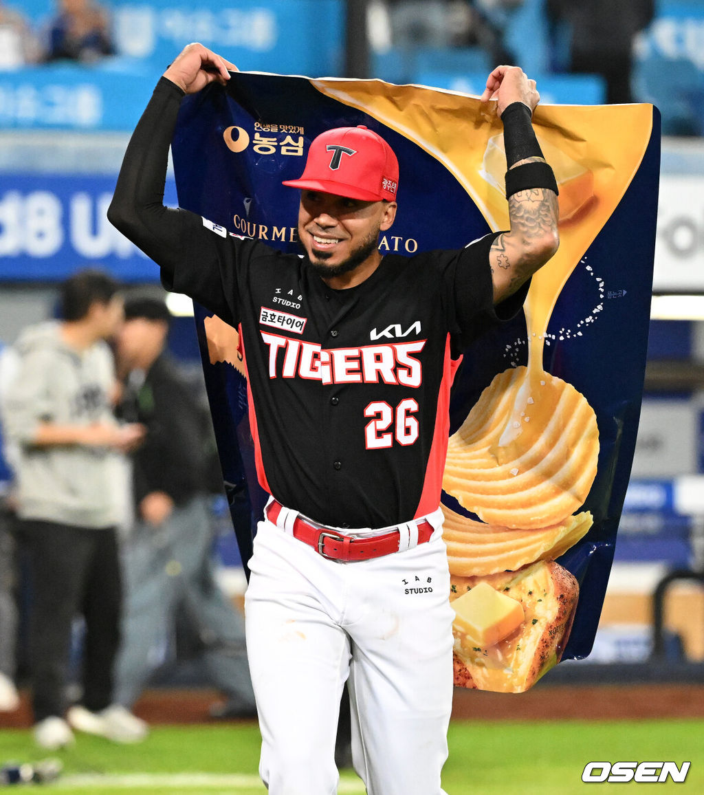 KIA 타이거즈가 기선제압에 성공했다. KIA는 26일 대구 삼성라이온즈파크에서 열린 2026 신한 SOL KBO 포스트시즌 삼성 라이온즈와의 플레이오프 1차전을 5-1로 승리했다.경기 종료 후 오늘의 타격감상을 수상한 KIA 카스트로가 포즈를 취하고 있다. 2026.10.26 /sunday@osen.co.kr