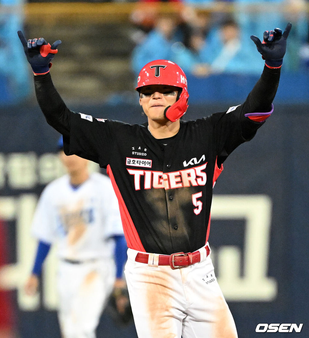 26일 대구삼성라이온즈파크에서 2026 신한 SOL KBO 플레이오프 1차전 삼성 라이온즈와 KIA 타이거즈의 경기가 열렸다.비로 하루 미뤄진 가을야구, 선발 맞대결에는 변화가 없다. 삼성은 크리스 페덱, KIA는 제임스 네일이 나섰다.8회초 무사에서 KIA 김도영이 중월 2루타를 치고 환호하고 있다. 2026.10.26 /sunday@osen.co.kr