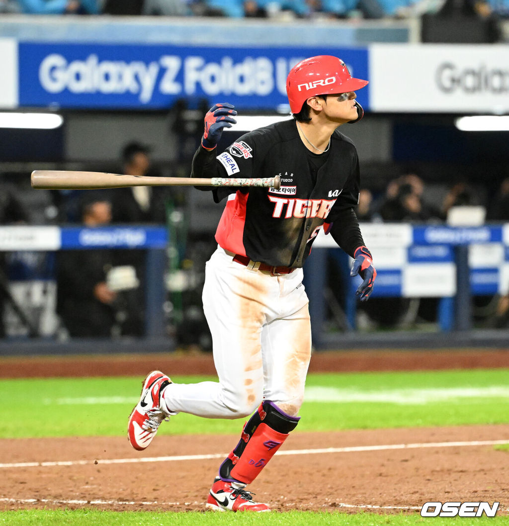 26일 대구삼성라이온즈파크에서 2026 신한 SOL KBO 플레이오프 1차전 삼성 라이온즈와 KIA 타이거즈의 경기가 열렸다.비로 하루 미뤄진 가을야구, 선발 맞대결에는 변화가 없다. 삼성은 크리스 페덱, KIA는 제임스 네일이 나섰다.8회초 무사에서 KIA 김도영이 중월 2루타를 치고 타구를 바라보고 있다. 2026.10.26 /sunday@osen.co.kr