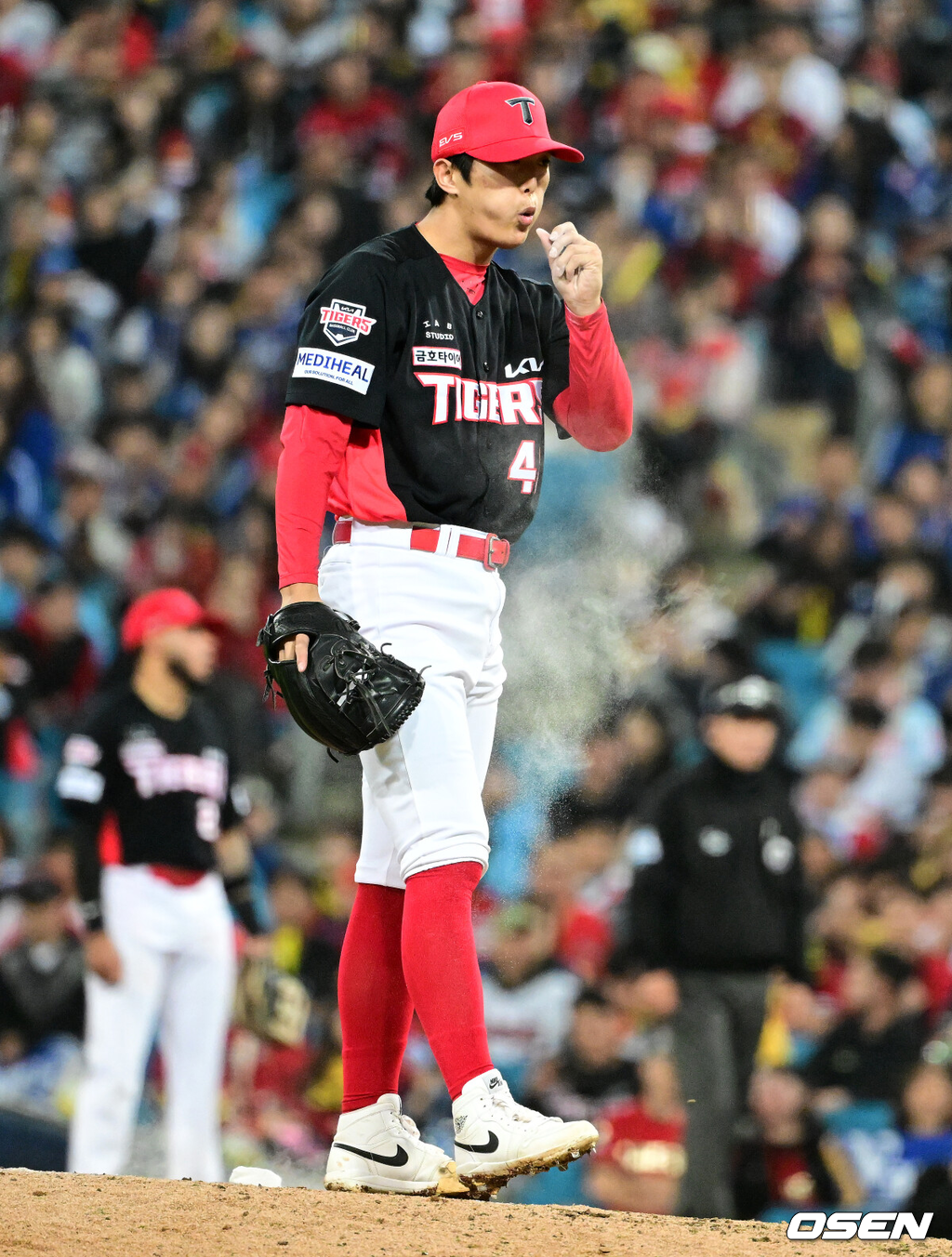 26일 대구삼성라이온즈파크에서 2026 신한 SOL KBO 플레이오프 1차전 삼성 라이온즈와 KIA 타이거즈의 경기가 열렸다.비로 하루 미뤄진 가을야구, 선발 맞대결에는 변화가 없다. 삼성은 크리스 페덱, KIA는 제임스 네일이 나섰다.6회말 KIA 이의리가 마운드에 올라 투구를 준비하고 있다. 2026.10.26 / jpnews@osen.co.kr