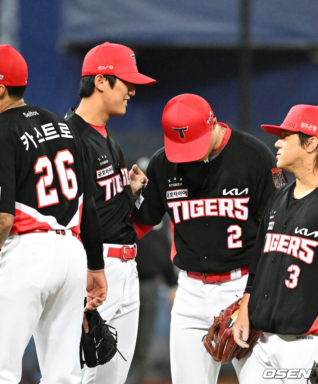26일 대구삼성라이온즈파크에서 2026 신한 SOL KBO 플레이오프 1차전 삼성 라이온즈와 KIA 타이거즈의 경기가 열렸다.비로 하루 미뤄진 가을야구, 선발 맞대결에는 변화가 없다. 삼성은 크리스 페덱, KIA는 제임스 네일이 나섰다.7회말 1사에서 실책을 범한 KIA 박민이 마운드를 내려가는 이의리에게 미안함을 전하고 있다. 2026.10.26 /sunday@osen.co.kr