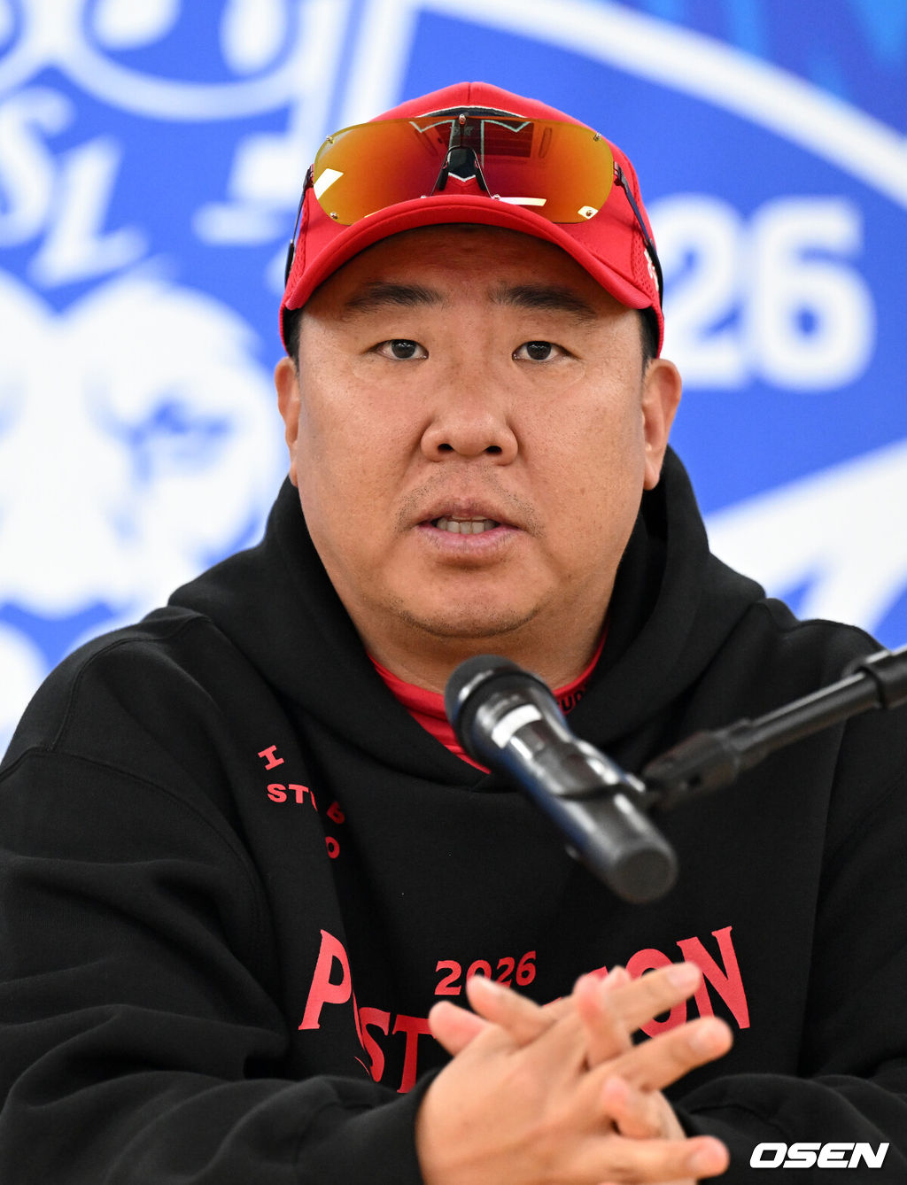 26일 대구삼성라이온즈파크에서 2026 신한 SOL KBO 플레이오프 1차전 삼성 라이온즈와 KIA 타이거즈의 경기가 열렸다.비로 하루 미뤄진 가을야구, 선발 맞대결에는 변화가 없다. 삼성은 크리스 페덱, KIA는 제임스 네일이 나섰다.경기에 앞서 KIA 이범호 감독이 인터뷰를 하고 있다. 2026.10.26 /sunday@osen.co.kr