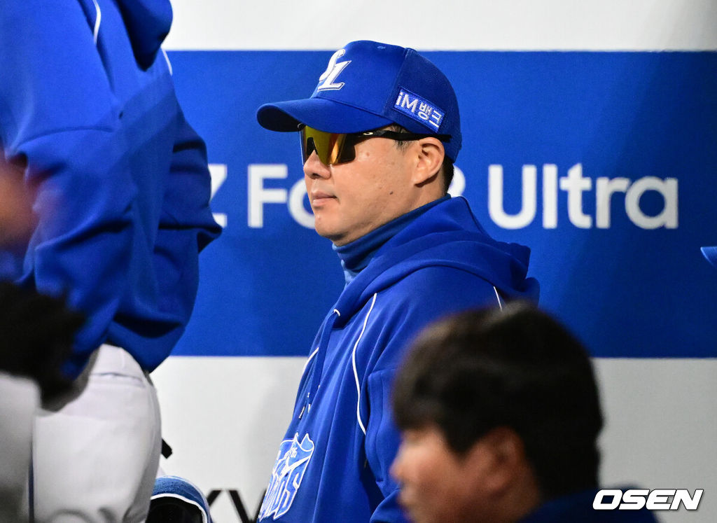 26일 대구삼성라이온즈파크에서 2026 신한 SOL KBO 플레이오프 1차전 삼성 라이온즈와 KIA 타이거즈의 경기가 열렸다.비로 하루 미뤄진 가을야구, 선발 맞대결에는 변화가 없다. 삼성은 크리스 페덱, KIA는 제임스 네일이 나섰다.7회초 삼성 박진만 감독이 경기를 지켜보고 있다. 2026.10.26 / jpnews@osen.co.kr