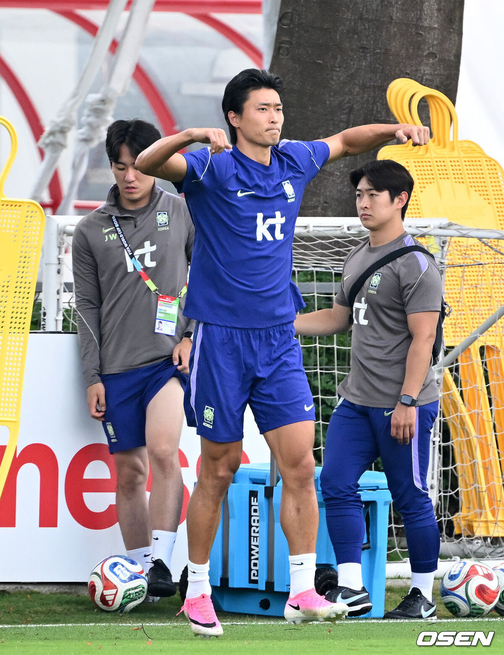홍명보 감독이 이끄는 대한민국 축구국가대표팀이 26일(한국시각) 멕시코 과달라하라 인근 사포판의 치바스 베르데 바예에서 훈련을 진행했다.대한민국은 1승 2패(승점 3)로 조 3위에 머물렀다. 자력으로 32강에 오를 기회를 놓쳤고, 이제는 다른 조 경기 결과를 기다려야 하는 처지가 됐다.대한민국 조규성이 훈련을 하고 있다. 2026.06.26 /sunday@osen.co.kr