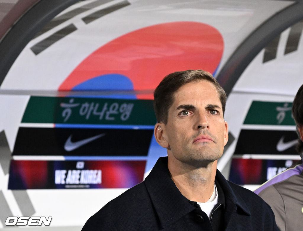 한국축구에 역사적인 날이다. 손흥민(34, LAFC)이 전설 차범근의 A매치 최다골 기록을 넘었다. 로베르트 모레노 감독이 이끄는 대한민국 축구대표팀은 6일 오후 8시 용인미르스타디움에서 개최되는 친선전에서 우즈베키스탄을 상대로 손흥민의 선제골과 오세훈의 추가골이 터져 2-0 완승을 거뒀다. 경기에 앞서 모레노 감독이 그라운드를 바라보고 있다. 2026.10.06 /sunday@osen.co.kr