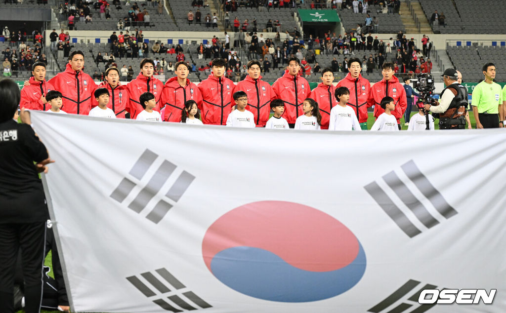 로베르트 모레노 감독이 이끄는 대한민국 축구 대표팀과 우즈베키스탄의 경기가 6일 용인미르스타디움에서 열렸다.이번 우즈베키스탄전은 로베르트 모레노 임시 감독 체제에서 치르는 9~10월 A매치 4연전의 마지막 경기다.앞선 3경기 성적은 1승 1무 1패. 우즈베키스탄을 상대로 수비 안정감을 이어가는 동시에 공격에서 얼마나 달라진 모습을 보여줄지가 관건이다.경기에 앞서 대한민국 선수들이 애국가를 부르고 있다. 2026.10.06 /sunday@osen.co.kr