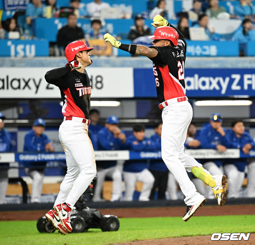 26일 대구삼성라이온즈파크에서 2026 신한 SOL KBO 플레이오프 1차전 삼성 라이온즈와 KIA 타이거즈의 경기가 열렸다.비로 하루 미뤄진 가을야구, 선발 맞대결에는 변화가 없다. 삼성은 크리스 페덱, KIA는 제임스 네일이 나섰다.3회초 2사 1루에서 KIA 카스트로가 우월 투런 홈런을 치고 김도영과 환호하고 있다. 2026.10.26 /sunday@osen.co.kr