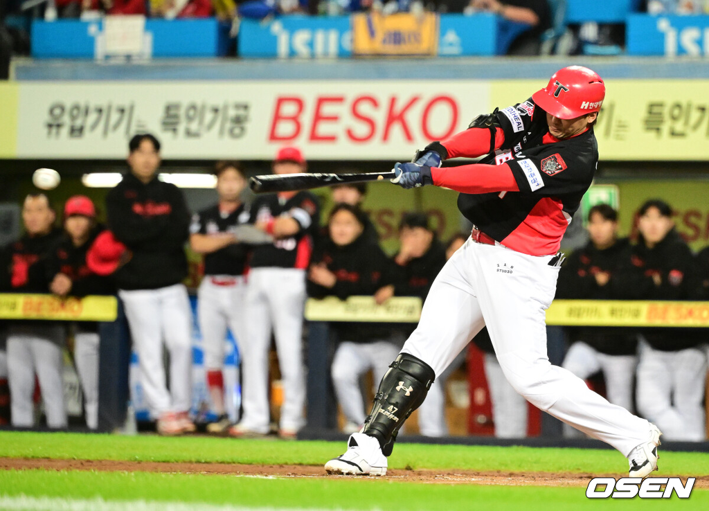 26일 대구삼성라이온즈파크에서 2026 신한 SOL KBO 플레이오프 1차전 삼성 라이온즈와 KIA 타이거즈의 경기가 열렸다.비로 하루 미뤄진 가을야구, 선발 맞대결에는 변화가 없다. 삼성은 크리스 페덱, KIA는 제임스 네일이 나섰다.1회초 2사 3루에서 KIA 나성범이 1타점 적시 2루타를 날리고 있다. 2026.10.26 / jpnews@osen.co.kr
