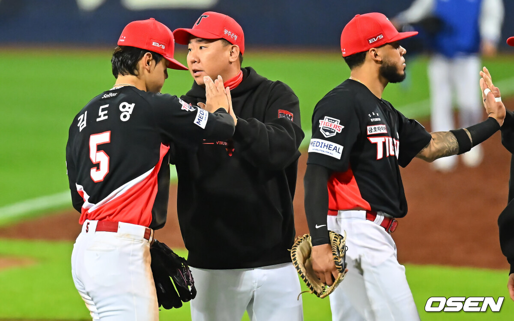 26일 대구삼성라이온즈파크에서 2026 신한 SOL KBO 플레이오프 1차전 삼성 라이온즈와 KIA 타이거즈의 경기가 열렸다.비로 하루 미뤄진 가을야구, 선발 맞대결에는 변화가 없다. 삼성은 크리스 페덱, KIA는 제임스 네일이 나섰다.KIA 타이거즈 이범호 감독이 플레이오프 1차전에서 삼성 라이온즈에 5-1로 승리한 후 김도영과 기쁨을 나누고 있다. 2026.10.26 / foto0307@osen.co.kr